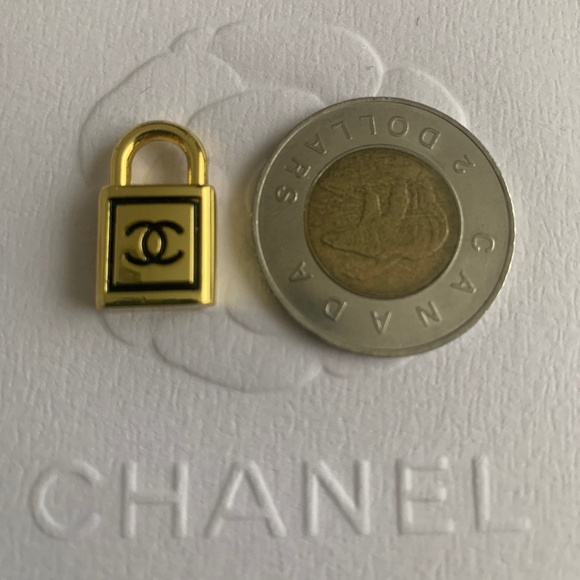 CHANEL Gold Padlock Charm - Picture 5 of 5